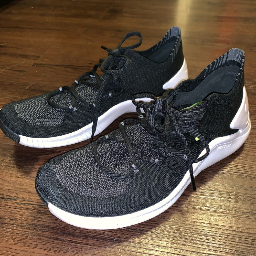Nike Women’s Free Flyknit lace up running shoe 9.5